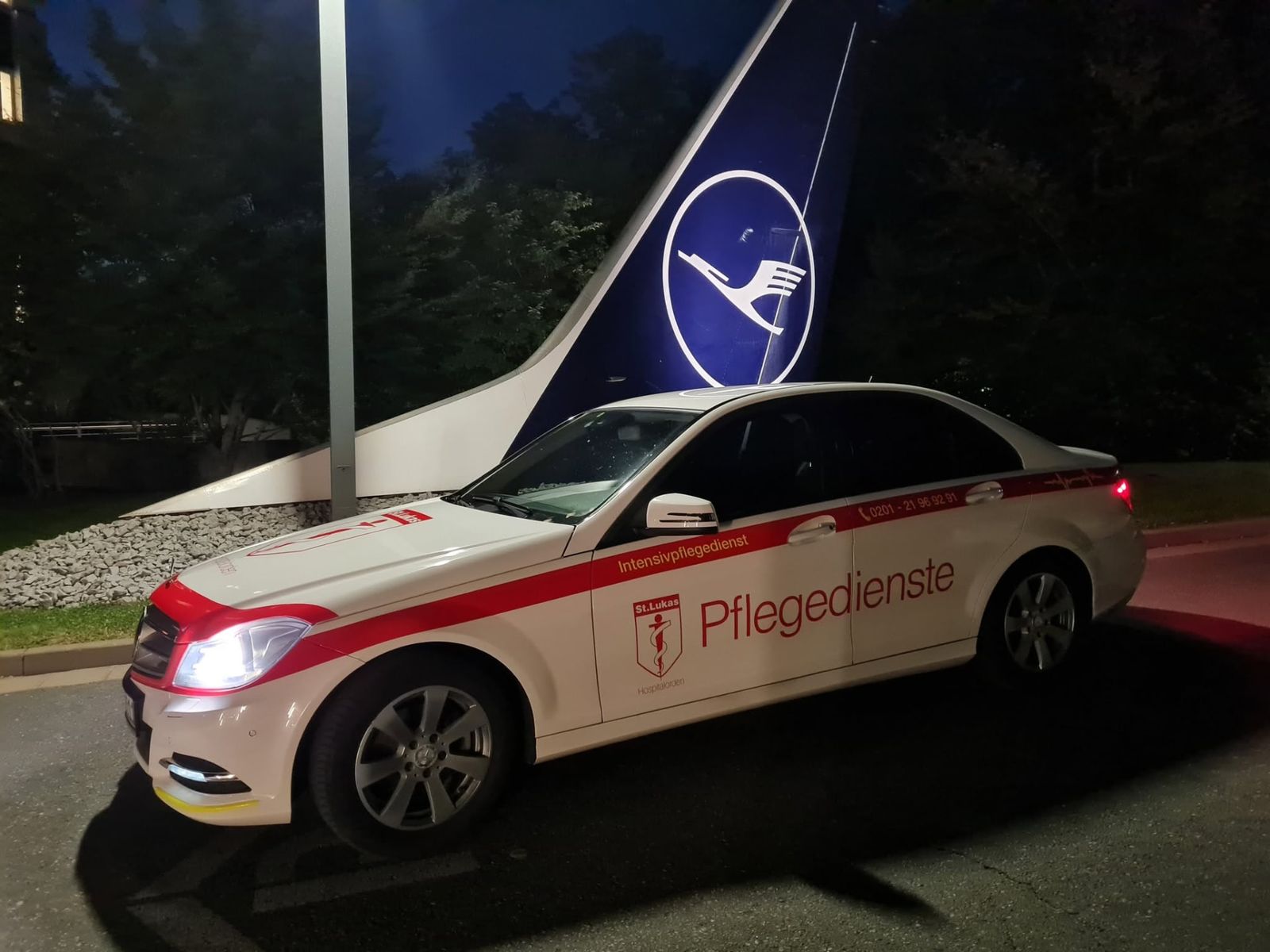 Lukas-Fahrzeug bei einem Nachteinsatz