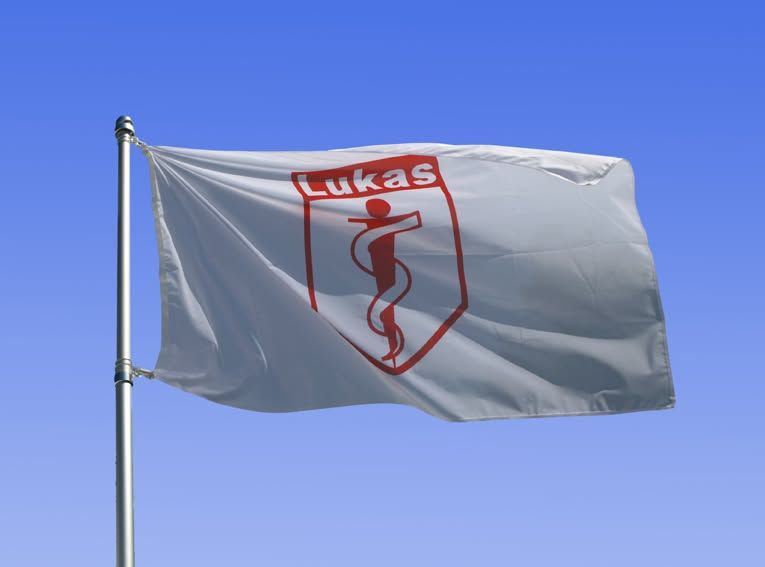 Weiße Lukas-Flagge vor blauem Himmel
