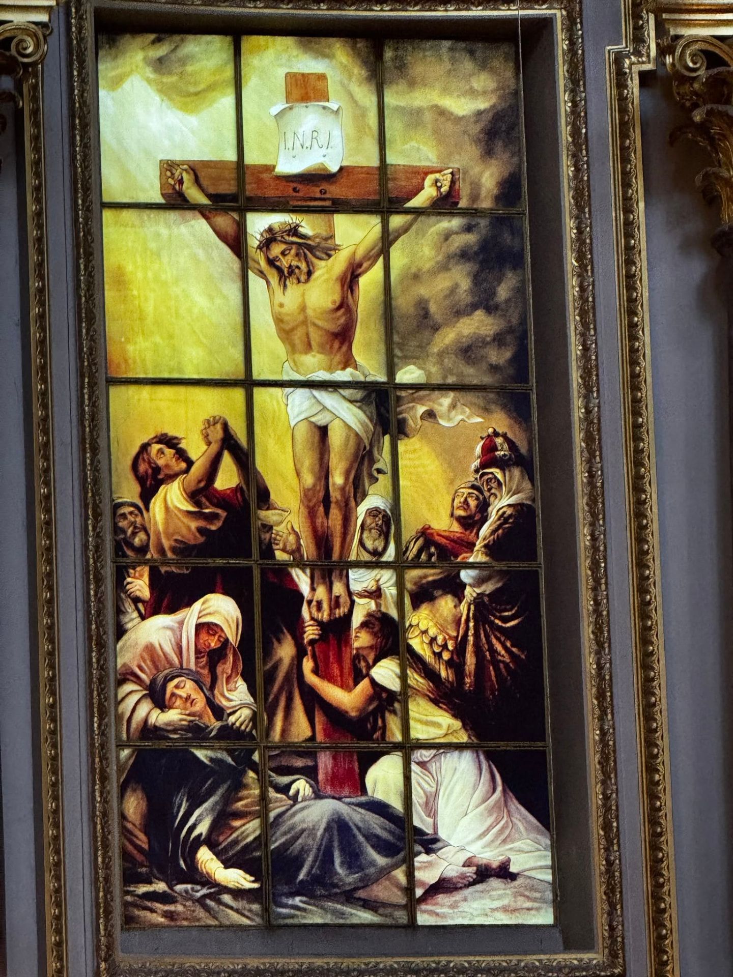 Kirchenfenster mit Darstellung der Kreuzigung