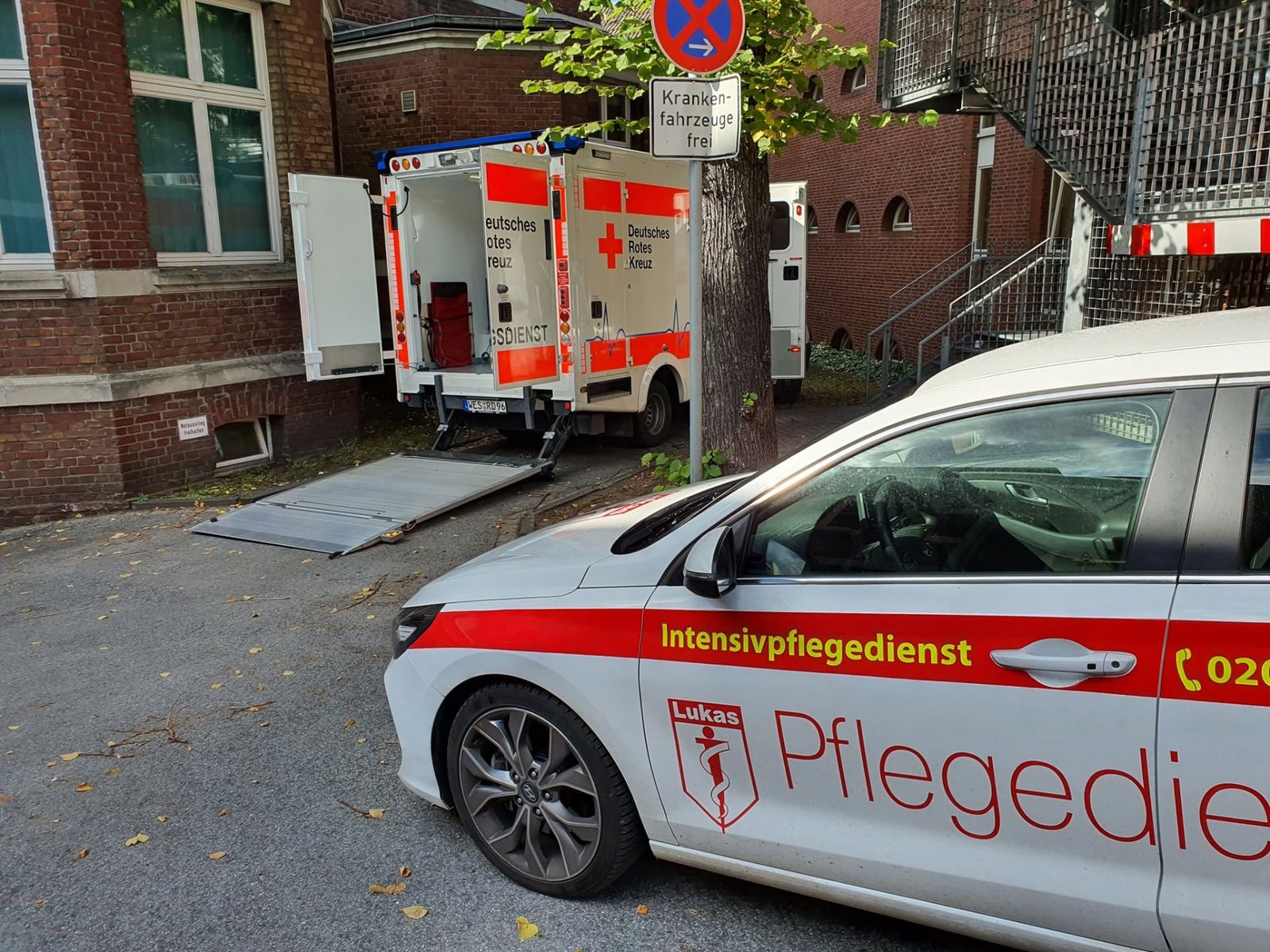 Intensivpflegefahrzeug bei einem medizinischen Einsatz