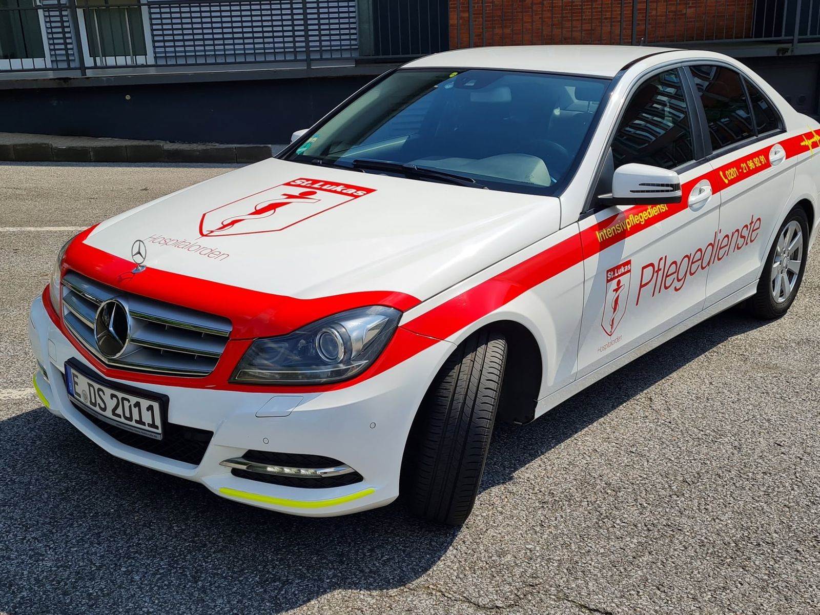 Weißes Fahrzeug des Lukas-Netzwerks